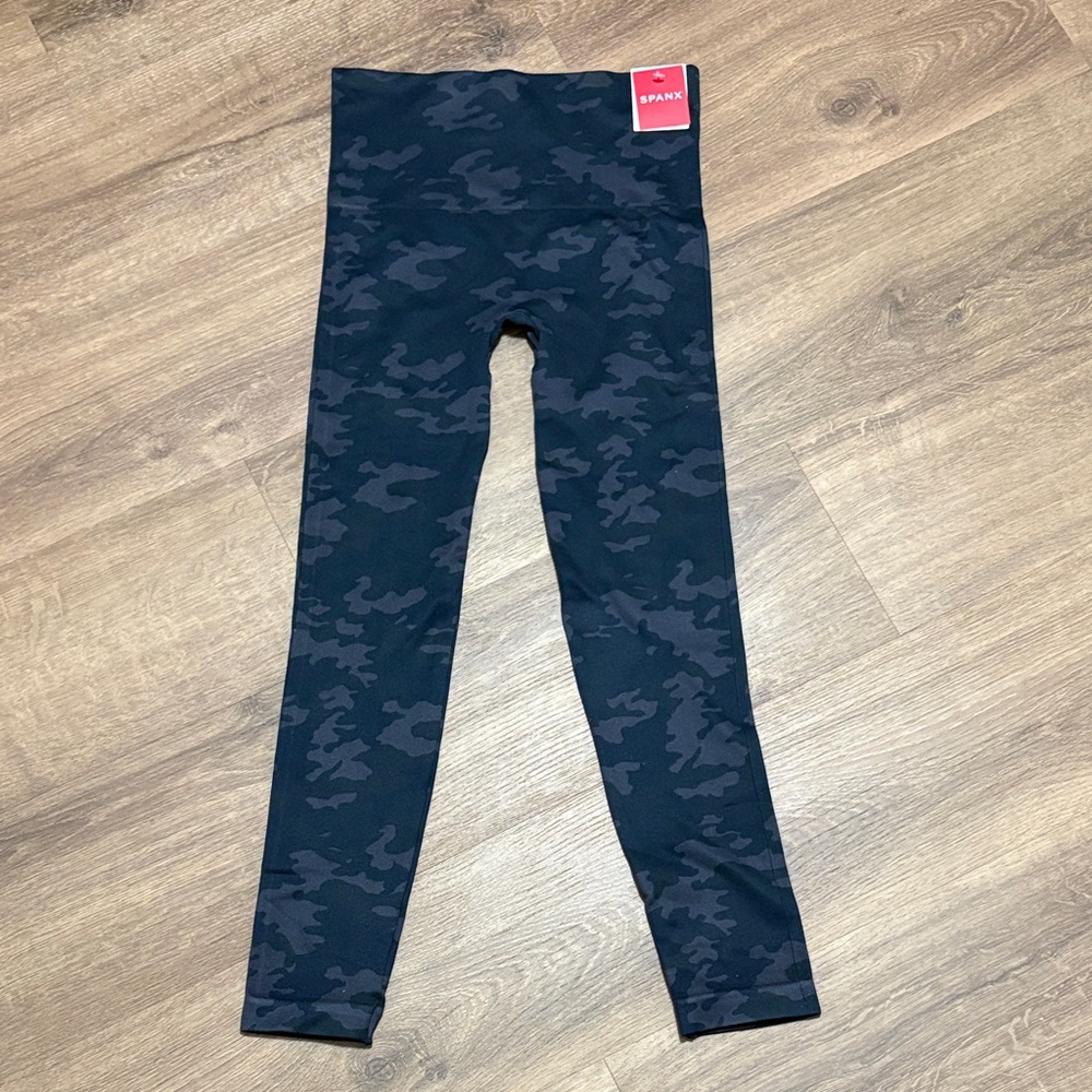 Spanx Look at Me Now Black Camo Leggings Size Medium NWT Seamless